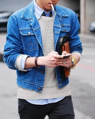 Как носить свитер с круглым вырезом с джинсовой курткой мужчине: Джинсовая куртка будет выглядеть отлично в сочетании со свитером с круглым вырезом.