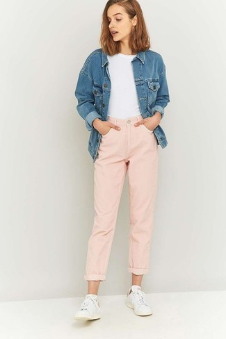 Женские луки: Синяя джинсовая куртка и розовые джинсы-бойфренды помогут создать легкий и практичный ансамбль для выходного в парке или торговом центре. Если говорить об обуви, белые низкие кеды будут замечательным выбором.