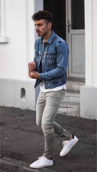 С чем носить серые джинсы в 20 лет мужчине: Образ из синей джинсовой куртки и серых джинсов — олицетворение современного городского стиля. Что до обуви, заверши лук белыми кожаными низкими кедами.