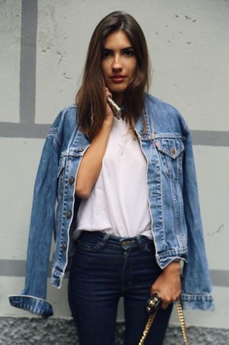 Как носить джинсы с джинсовой курткой женщине: Образ из джинсовой куртки и джинсов поможет создать необыденный лук в стиле кэжуал.