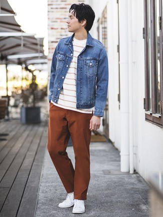 Как носить темно-синюю джинсовую куртку с коричневыми брюками чинос в 30 лет: Темно-синяя джинсовая куртка и коричневые брюки чинос прочно обосновались в гардеробе современных парней, позволяя создавать запоминающиеся и комфортные образы. Если сочетание несочетаемого импонирует тебе не меньше, чем проверенная классика, заверши этот лук белыми низкими кедами.