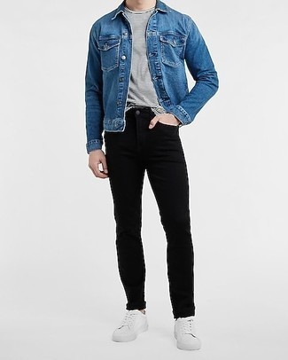 Как носить синюю джинсовую куртку с черными рваными зауженными джинсами в 20 лет мужчине: Если в одежде ты делаешь ставку на удобство и функциональность, синяя джинсовая куртка и черные рваные зауженные джинсы — классный выбор для модного повседневного мужского ансамбля. Белые низкие кеды из плотной ткани добавят образу немного консерватизма.