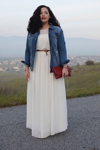 Модный лук: синяя джинсовая куртка, белое платье-макси со складками, темно-красный кожаный клатч, коричневый кожаный ремень