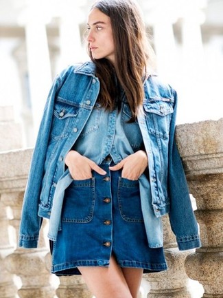 С чем носить джинсовую куртку женщине: Если ты делаешь ставку на комфорт и практичность, джинсовая куртка и синяя джинсовая юбка на пуговицах — превосходный выбор для модного повседневного образа.