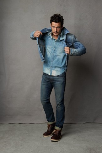Как носить синюю джинсовую куртку с синими джинсами мужчине весна в стиле смарт-кэжуал: Если ты любишь выглядеть с иголочки, и при этом чувствовать себя комфортно и уверенно, стоит примерить это сочетание синей джинсовой куртки и синих джинсов. В тандеме с темно-коричневыми кожаными повседневными ботинками такой лук смотрится особенно выигрышно. Когда зимний сезон сменяется весной, такое сочетание вещей оказывается в фаворитах у самых взыскательных парней.