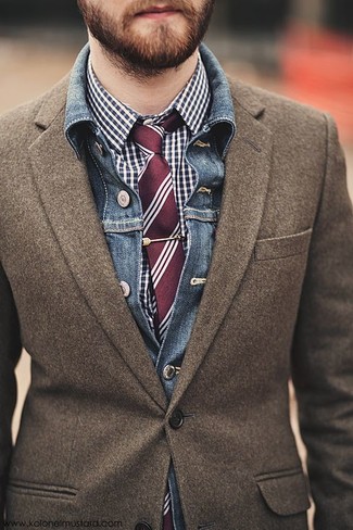 Модный лук: синяя джинсовая куртка, коричневый шерстяной пиджак, темно-сине-белая классическая рубашка в мелкую клетку, темно-красный галстук в вертикальную полоску