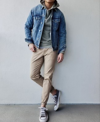 С чем носить синюю джинсовую куртку мужчине: Дуэт синей джинсовой куртки и светло-коричневых брюк чинос поможет создать интересный мужской образ в непринужденном стиле. Чтобы привнести в образ чуточку легкой небрежности , на ноги можно надеть темно-серые низкие кеды из плотной ткани.