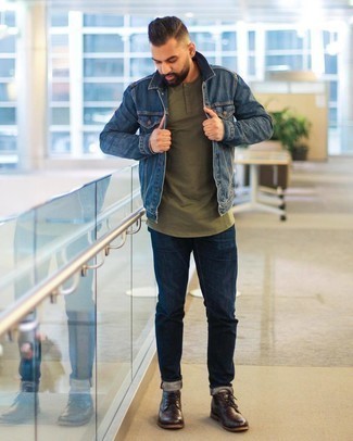Как носить темно-синие джинсы с темно-синей джинсовой курткой мужчине в теплую погоду в стиле кэжуал: Темно-синяя джинсовая куртка и темно-синие джинсы — необходимые элементы в гардеробе джентльменов с хорошим вкусом в одежде. В сочетании с этим ансамблем наиболее удачно выглядят темно-коричневые кожаные ботинки дезерты.