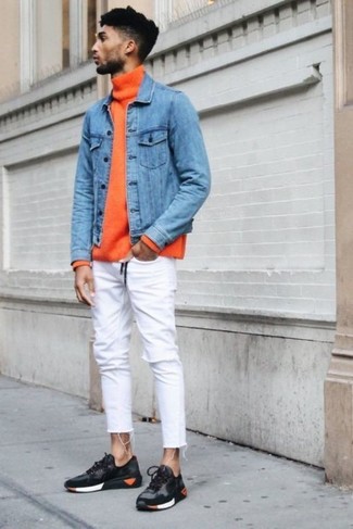 С чем носить синюю джинсовую куртку в 20 лет мужчине в теплую погоду: Тандем синей джинсовой куртки и белых зауженных джинсов смотрится привлекательно и по моде. Закончив ансамбль темно-серыми кроссовками, можно привнести в него динамичность.