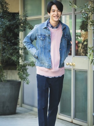 С чем носить синюю джинсовую куртку в 20 лет мужчине в стиле смарт-кэжуал: Комбо из синей джинсовой куртки и темно-синих классических брюк поможет воплотить элегантный мужской стиль.