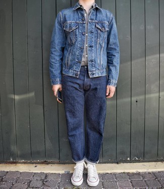 Как носить темно-синюю джинсовую куртку с синими джинсами мужчине в стиле кэжуал: Несмотря на то, что это достаточно не сложный лук, тандем темно-синей джинсовой куртки и синих джинсов неизменно нравится стильным мужчинам, неизбежно покоряя при этом дамские сердца. Завершив образ белыми высокими кедами из плотной ткани, ты привнесешь в него динамичность.