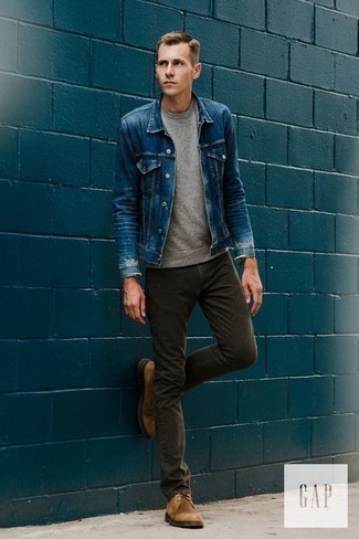 С чем носить светло-коричневую обувь в 20 лет мужчине: Если ты любишь смотреться с иголочки, чувствуя себя при этом комфортно и уверенно, стоит попробовать это сочетание синей джинсовой куртки и оливковых джинсов. Светло-коричневые замшевые ботинки дезерты органично дополнят этот ансамбль.