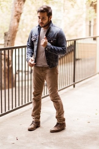 С чем носить темно-коричневые кожаные повседневные ботинки мужчине в теплую погоду в стиле кэжуал: Если ты любишь одеваться модно, чувствуя себя при этом комфортно и расслабленно, опробируй это сочетание синей джинсовой куртки и светло-коричневых джинсов. Хочешь сделать лук немного строже? Тогда в качестве дополнения к этому образу, стоит обратить внимание на темно-коричневые кожаные повседневные ботинки.