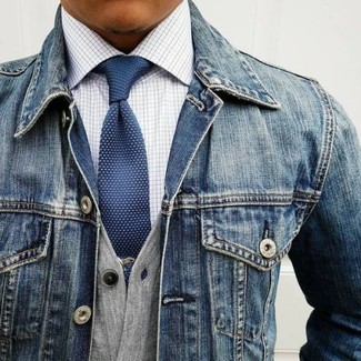 С чем носить белую классическую рубашку в клетку в 30 лет мужчине: Комбо из белой классической рубашки в клетку и синей джинсовой куртки прекрасно подходит для рабочего дня в офисе.