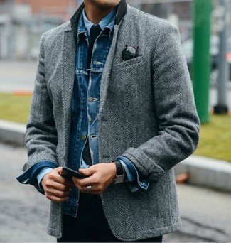 С чем носить серый пиджак с узором "в ёлочку" мужчине в теплую погоду: Серый пиджак с узором "в ёлочку" в паре с синей джинсовой курткой поможет выразить твой оригинальный личный стиль и выигрышно выделиться из толпы.