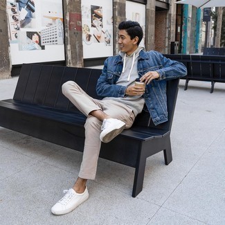 С чем носить синюю джинсовую куртку мужчине в стиле кэжуал: Дуэт синей джинсовой куртки и бежевых брюк чинос смотрится мужественно и интересно. Если ты предпочитаешь более практичную обувь, останови свой выбор на белых низких кедах из плотной ткани.