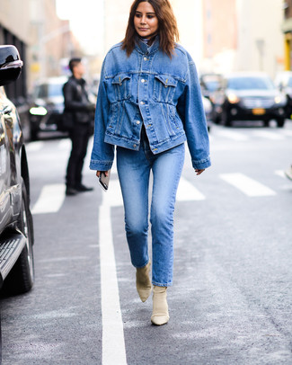 С чем носить темно-синюю джинсовую куртку в 30 лет женщине в стиле смарт-кэжуал: Темно-синяя джинсовая куртка и синие джинсы — прекрасный выбор, если ты ищешь лёгкий, но в то же время модный образ. Вместе с этим нарядом органично будут выглядеть бежевые замшевые ботильоны.
