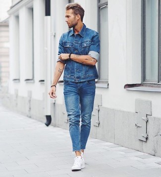 Как носить белые низкие кеды с синей джинсовой курткой в 30 лет мужчине в стиле кэжуал: Тандем синей джинсовой куртки и синих джинсов поможет воплотить в твоем луке городской стиль современного мужчины. Говоря об обуви, можно закончить лук белыми низкими кедами.