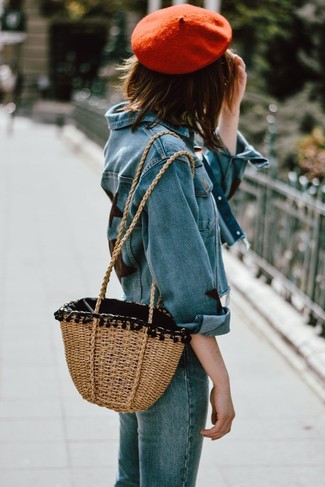 Как носить джинсовую куртку с джинсами женщине в стиле кэжуал: Тандем джинсовой куртки и джинсов — замечательный пример современного городского стиля.