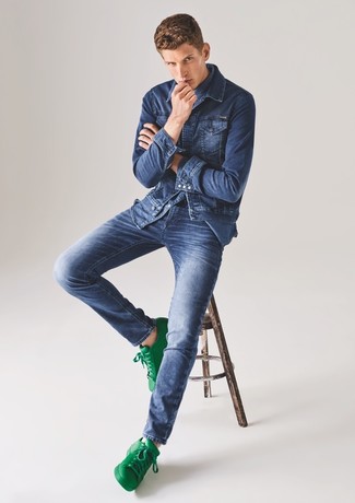 С чем носить зеленые низкие кеды мужчине в теплую погоду: Синяя джинсовая куртка и синие джинсы — подходящее решение и для вечернего свидания с любимой в кино или кафе, и для похода в музей с ней же. Зеленые низкие кеды идеально впишутся в образ.