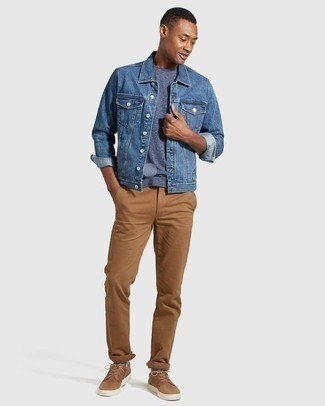 Модный лук: синяя джинсовая куртка, синяя футболка с круглым вырезом, светло-коричневые брюки чинос, светло-коричневые кожаные низкие кеды