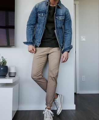 С чем носить синюю джинсовую куртку мужчине в теплую погоду: Дуэт синей джинсовой куртки и светло-коричневых брюк чинос выглядит мужественно и модно. Что касается обуви, можешь отдать предпочтение комфорту и надеть на ноги белые кожаные низкие кеды.