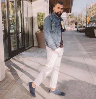 С чем носить темно-синие туфли в 30 лет мужчине в стиле смарт-кэжуал: Синяя джинсовая куртка и белые брюки чинос будет замечательным вариантом для легкого повседневного образа. Что касается обуви, можно отдать предпочтение классике и выбрать темно-синие туфли.