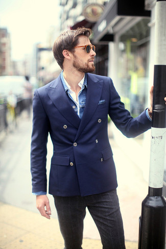 С чем носить темно-сине-белый двубортный пиджак мужчине осень в стиле смарт-кэжуал: Несмотря на то, что это довольно-таки выдержанный образ, сочетание темно-сине-белого двубортного пиджака и темно-серых шерстяных классических брюк в шотландскую клетку является неизменным выбором стильных мужчин, покоряя при этом дамские сердца. Разве это не суперское решение для межсезонья, когда погода начнет портиться?