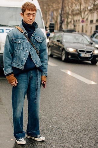 Какие джинсы носить с черными низкими кедами в 30 лет мужчине в теплую погоду в стиле кэжуал: Синяя джинсовая куртка и джинсы — беспроигрышный выбор, если ты хочешь составить простой, но в то же время модный мужской образ. В паре с этим луком удачно будут выглядеть черные низкие кеды.