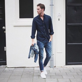 С чем носить плимсоллы мужчине: Образ из синей джинсовой куртки и синих зауженных джинсов смотрится круто и нескучно. Если тебе нравится смешивать в своих ансамблях разные стили, из обуви можешь надеть плимсоллы.