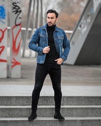 С чем носить синюю джинсовую куртку в 20 лет мужчине в теплую погоду: Синяя джинсовая куртка в сочетании с черными зауженными джинсами — великолепная идея для создания мужского ансамбля в стиле business casual. Любишь яркие идеи? Заверши образ черными замшевыми ботинками челси.