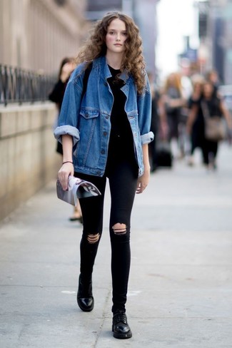 С чем носить джинсовую куртку женщине: Стильное сочетание джинсовой куртки и черных рваных джинсов скинни подходит для тех мероприятий, когда удобство ценится превыше всего. Хотела бы сделать лук немного элегантнее? Тогда в качестве обуви к этому луку, обрати внимание на черные кожаные оксфорды.