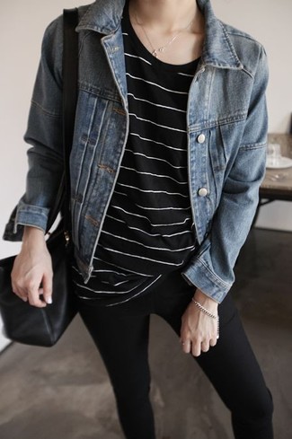 С чем носить черные джинсы женщине осень в стиле кэжуал: Дуэт синей джинсовой куртки и черных джинсов поможет создать интересный образ в стиле casual. Разумеется, подобный лук станет прекрасным вариантом осенью.