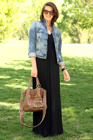 С чем носить коричневую кожаную большую сумку: Синяя джинсовая куртка и коричневая кожаная большая сумка — стильный выбор леди, которые никогда не сидят на месте.