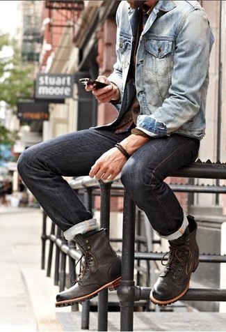 Модный лук: синяя джинсовая куртка, черные джинсы, темно-коричневые кожаные повседневные ботинки