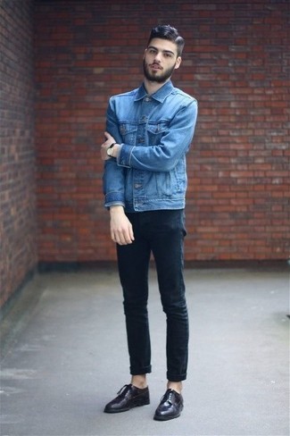 Какие туфли дерби носить с черными джинсами: Синяя джинсовая куртка выглядит великолепно в сочетании с черными джинсами. Завершив ансамбль туфлями дерби, можно привнести в него нотки мужественной элегантности.