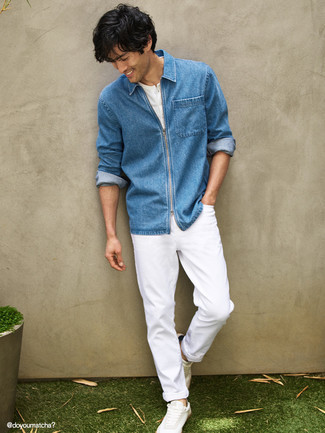 С чем носить синюю джинсовую рубашку мужчине лето: Синяя джинсовая рубашка в паре с белыми джинсами однозначно будет привлекать внимание прекрасного пола. Что до обуви, закончи ансамбль белыми низкими кедами из плотной ткани. Справляться с невыносимым летним зноем значительно проще, если ты одет вот так.