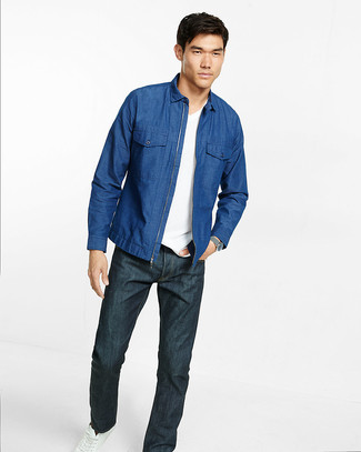 Как носить синюю джинсовую рубашку с синими джинсами мужчине: Привлекательное сочетание синей джинсовой рубашки и синих джинсов однозначно будет привлекать взгляды красивых барышень. В тандеме с этим образом наиболее гармонично будут выглядеть белые кожаные низкие кеды.