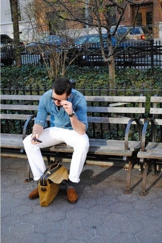 С чем носить темно-синюю джинсовую рубашку в 30 лет мужчине в стиле смарт-кэжуал: Если в одежде ты ценишь комфорт и практичность, попробуй это тандем темно-синей джинсовой рубашки и белых брюк чинос. Не прочь сделать ансамбль немного строже? Тогда в качестве обуви к этому образу, выбирай коричневые замшевые лоферы.