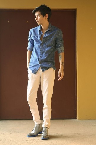 С чем носить темно-синюю джинсовую рубашку в горошек мужчине: Темно-синяя джинсовая рубашка в горошек и бежевые брюки чинос — обязательные вещи в гардеробе парней с превосходным вкусом в одежде. Теперь почему бы не привнести в этот ансамбль на каждый день толику изысканности с помощью серых кожаных ботинок дезертов?