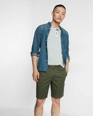 С чем носить темно-зеленые шорты мужчине лето в стиле кэжуал: Несмотря на свою несложность, тандем синей джинсовой рубашки и темно-зеленых шорт приходится по вкусу джентльменам, а также покоряет сердца прекрасных дам. Пережить невозможную летнюю жару в таком ансамбле несомненно легче.