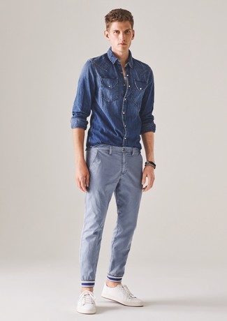 Модный лук: синяя джинсовая рубашка, голубые брюки чинос, белые кожаные низкие кеды