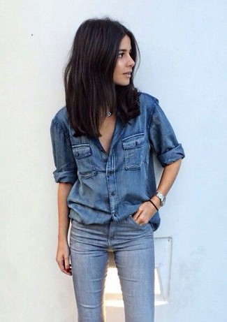 Как носить джинсы скинни с джинсовой рубашкой в 30 лет: Джинсовая рубашка и джинсы скинни будут стильно смотреться в модном гардеробе самых привередливых красоток.