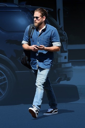 Какие джинсовые рубашки носить с голубыми джинсами мужчине: Джинсовая рубашка и голубые джинсы — обязательные вещи в гардеробе джентльменов с превосходным вкусом в одежде. Черно-белые низкие кеды из плотной ткани прекрасно дополнят этот образ.