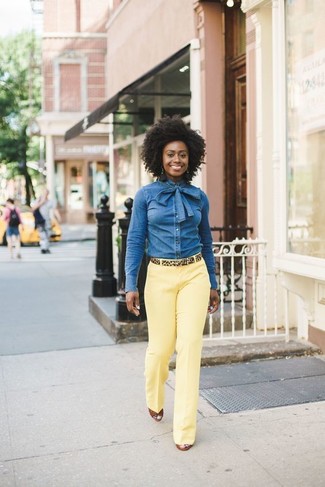 Модный лук: синяя джинсовая рубашка, желтые классические брюки, табачные кожаные босоножки на танкетке, светло-коричневый замшевый ремень с леопардовым принтом