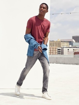 С чем носить темно-серые джинсы в 20 лет мужчине лето в стиле кэжуал: Синяя джинсовая рубашка идеально сочетается с темно-серыми джинсами. Весьма неплохо здесь смотрятся белые кожаные низкие кеды. Подобное сочетание может стать настоящим спасением, если за окном 25 градусов жары, а то и больше.