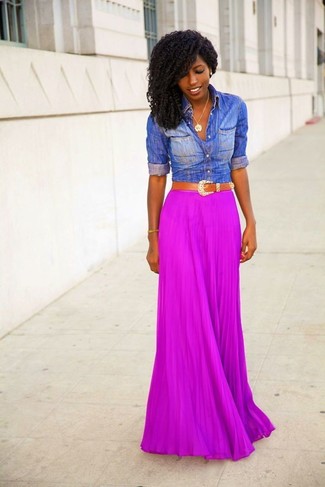 С чем носить фиолетовую юбку: Если ты принадлежишь к той категории девушек, которые любят одеваться со вкусом, тебе подойдет ансамбль из синей джинсовой рубашки и фиолетовой юбки.