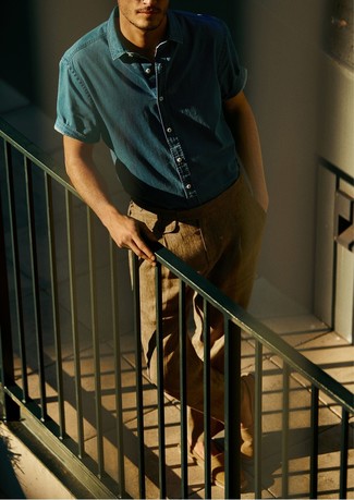Модный лук: синяя джинсовая рубашка с коротким рукавом, светло-коричневые брюки чинос, светло-коричневые эспадрильи из плотной ткани