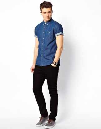 Как носить джинсы с плимсоллами в 20 лет мужчине лето: Синяя джинсовая рубашка с коротким рукавом и джинсы — беспроигрышный выбор, если ты ищешь раскованный, но в то же время модный мужской образ. Вкупе с этим образом удачно будут выглядеть плимсоллы. Такой образ может стать твоим спасением, если за окном пекло.