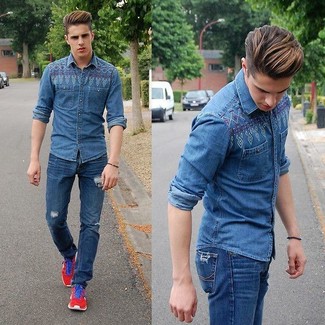 Какие джинсы носить с синей джинсовой рубашкой мужчине: Знакомые по достоинству оценят твое чувство стиля, когда увидят тебя в синей джинсовой рубашке и джинсах. Такой лук легко адаптировать к повседневным реалиям, если завершить его красными кроссовками.
